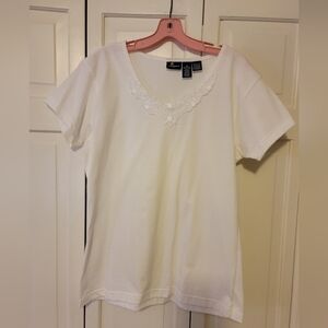 Lizsport White V-Neck Short Sleeve Top with Lace Trim Size Medium EUC